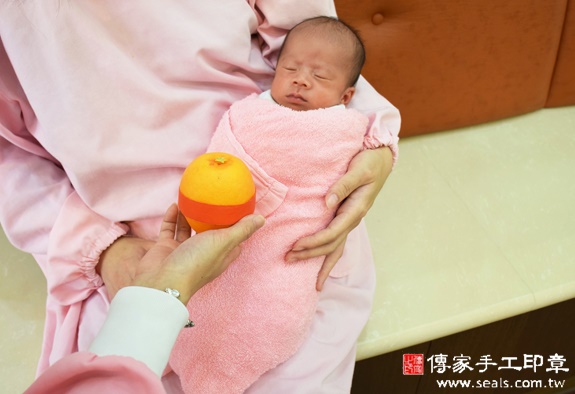 方哥哥(新北中和區到府嬰兒寶寶滿月剃頭理髮、免費到府嬰兒剃胎毛儀式吉祥話)。到府剃頭剃胎毛主持、專業拍照、DVD光碟、證書。★購買「臍帶章、肚臍章、胎毛筆刷印章」贈送：剃頭、收涎、抓周，三選一。2015.11.19 照片9